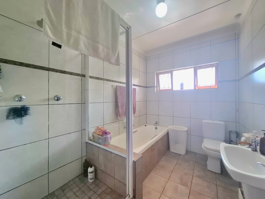 5 Bedroom Property for Sale in Beacon Bay Eastern Cape